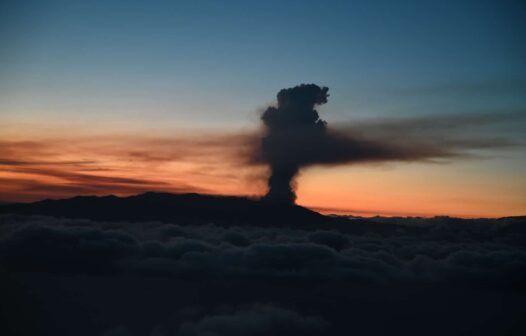 Erupção de vulcão obriga 5 mil pessoas a fugirem de ilha