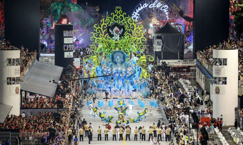 Escolas de samba do Grupo Especial de São Paulo desfilam neste sábado