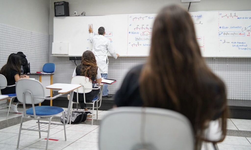 Capacidade máxima de salas de aula no Ceará passa a ser de 70% a partir desta segunda-feira (6)