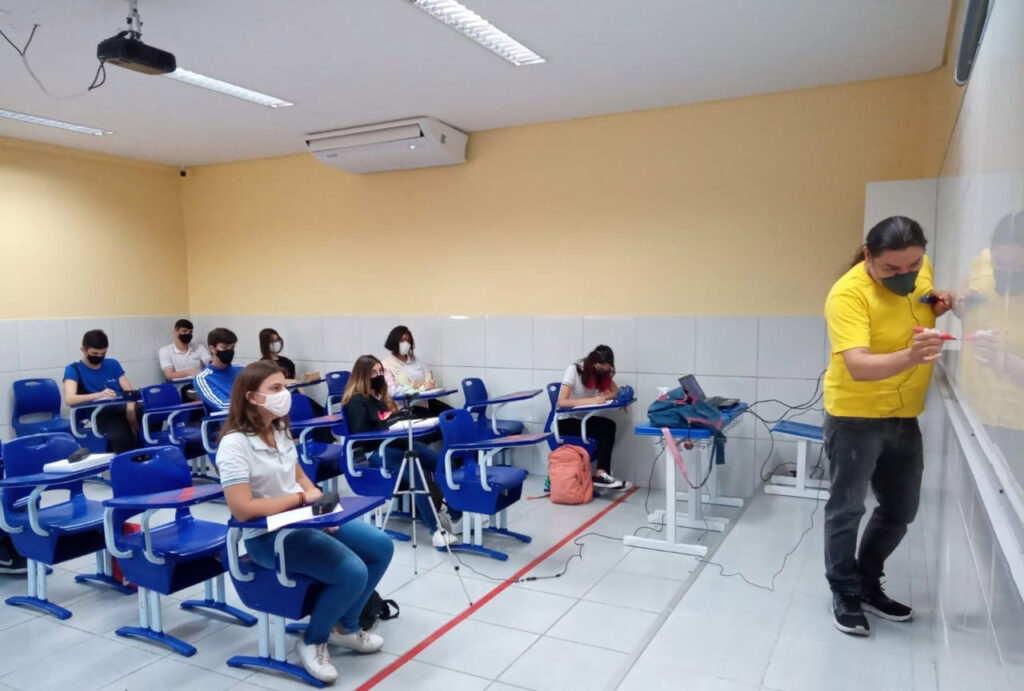 Escolas particulares retomam aulas presenciais nesta segunda (2) em Fortaleza