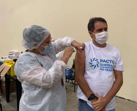 Evandro Leitão recebe segunda dose da vacina contra a Covid-19