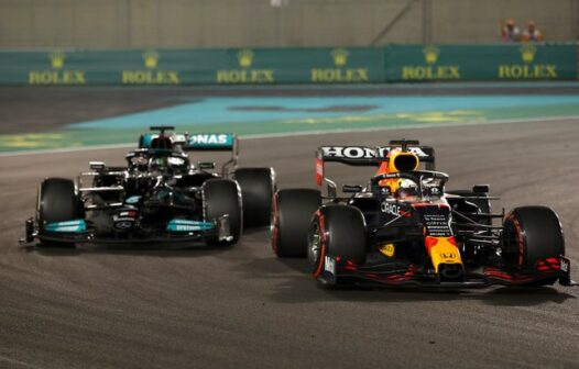 Fórmula 1: Max Verstappen ultrapassa Hamilton na última volta e conquista o título mundial