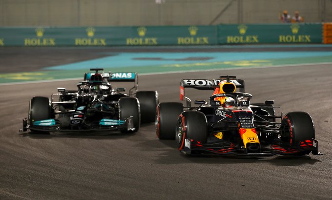 Max Verstappen supera Hamilton e é campeão mundial de F-1 de 2021 - Jat  Veículos