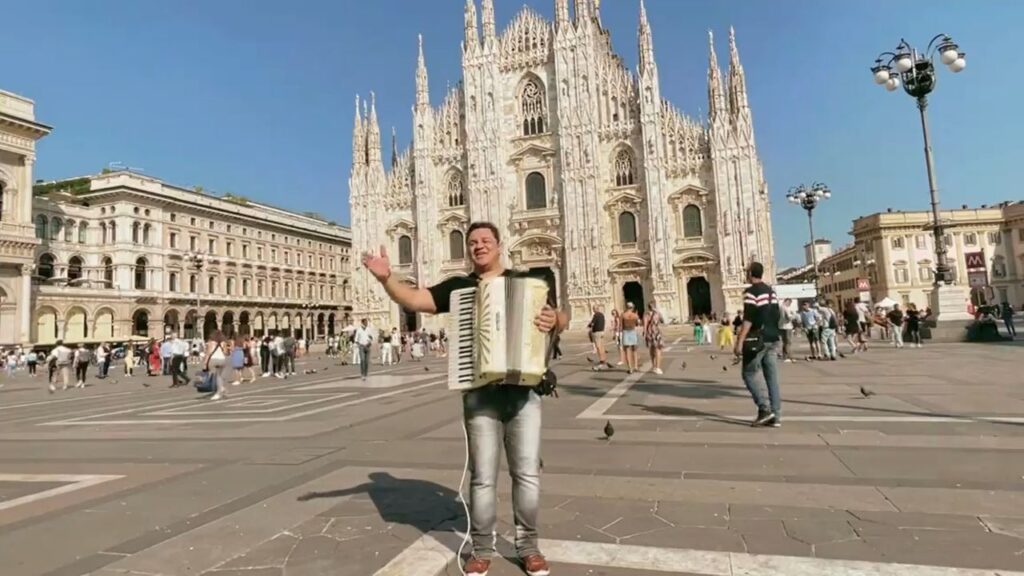 O cearense Fábio Carneirinho faz apelo após ter parte da sanfona furtada na Europa