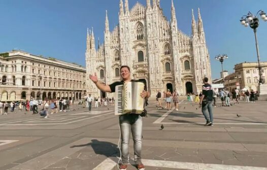 O artista cearense Fábio Carneirinho faz apelo nas redes sociais após ter parte da sanfona furtada na Europa