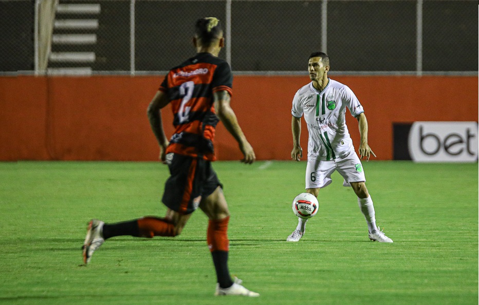 Autor de golaço do fim de semana no Brasil, lateral Fábio Alves participa do programa Camisa 8 desta segunda-feira (18)