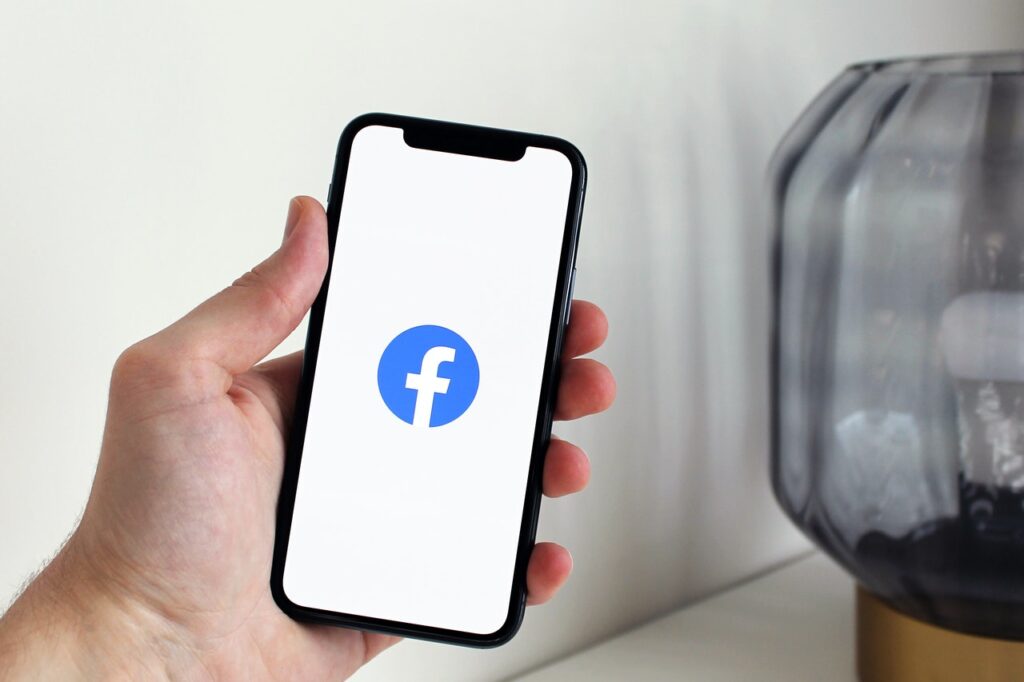 Facebook volta a funcionar após horas fora do ar