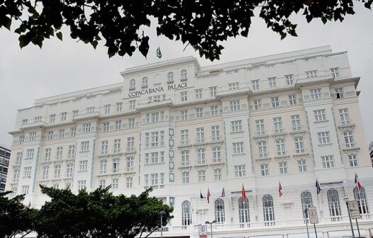 Copacabana Palace é multado em R$ 15 mil por festa com aglomeração