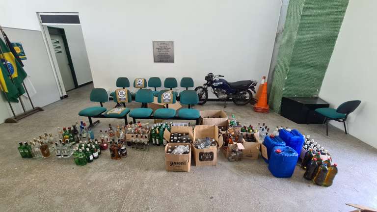 Polícia Civil desativa fábrica clandestina de bebidas alcoólicas na Granja Portugal