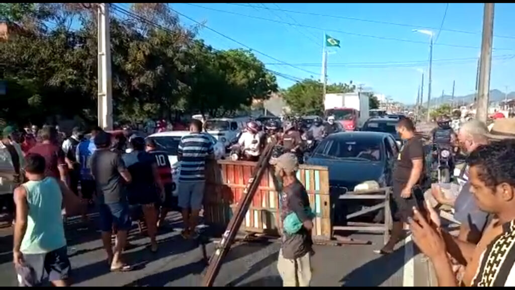 Feirantes bloqueiam avenida Osório de Paiva em protesto por retorno das atividades