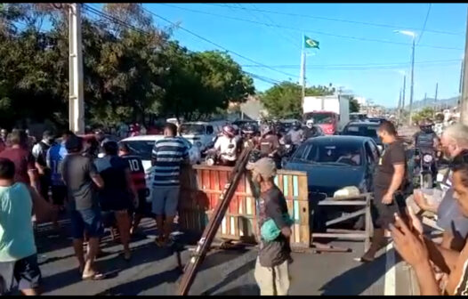 Feirantes bloqueiam avenida Osório de Paiva em protesto por retorno das feiras livres