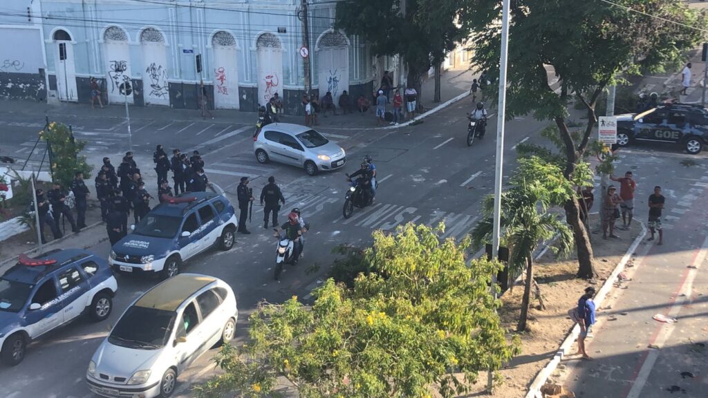 Feirantes voltam a entrar em confronto com Guarda Municipal no Centro de Fortaleza