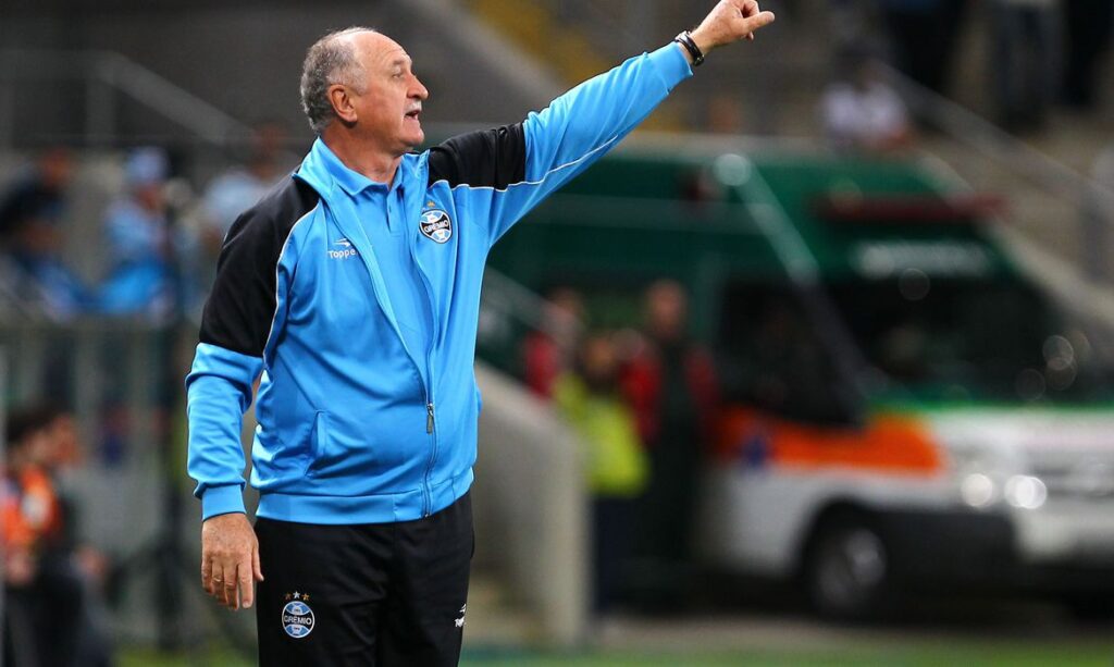 Na lanterna do Brasileiro, Grêmio acerta volta de Luiz Felipe Scolari