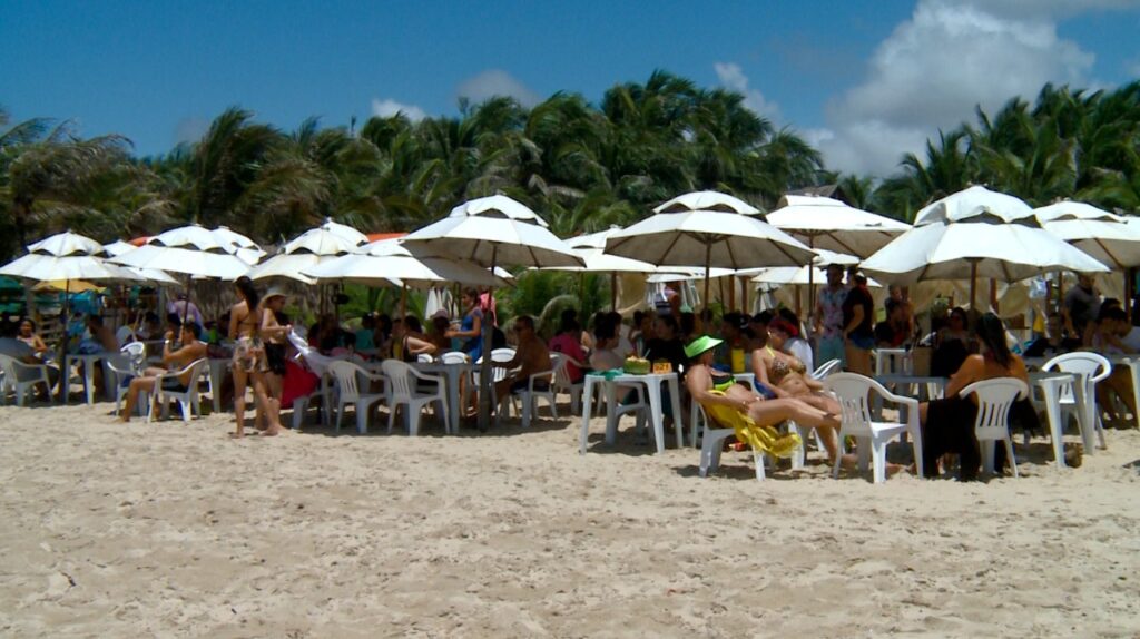 Feriado de Tiradentes: movimentação intensa nas praias e hotéis com cerca de 60% de ocupação em Fortaleza