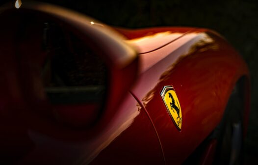 Motorista “entala” Ferrari em rua estreita