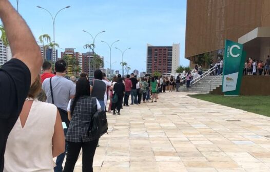 Filas para vacinação são formadas no Centro de Eventos, em Fortaleza