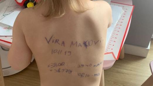 Guerra na Ucrânia: mãe escreve dados pessoais nas costas da filha de dois anos por medo de perder menina no conflito