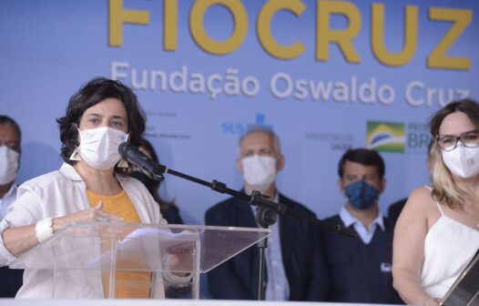 Fiocruz negocia mais 15 milhões de doses de vacina da AstraZeneca