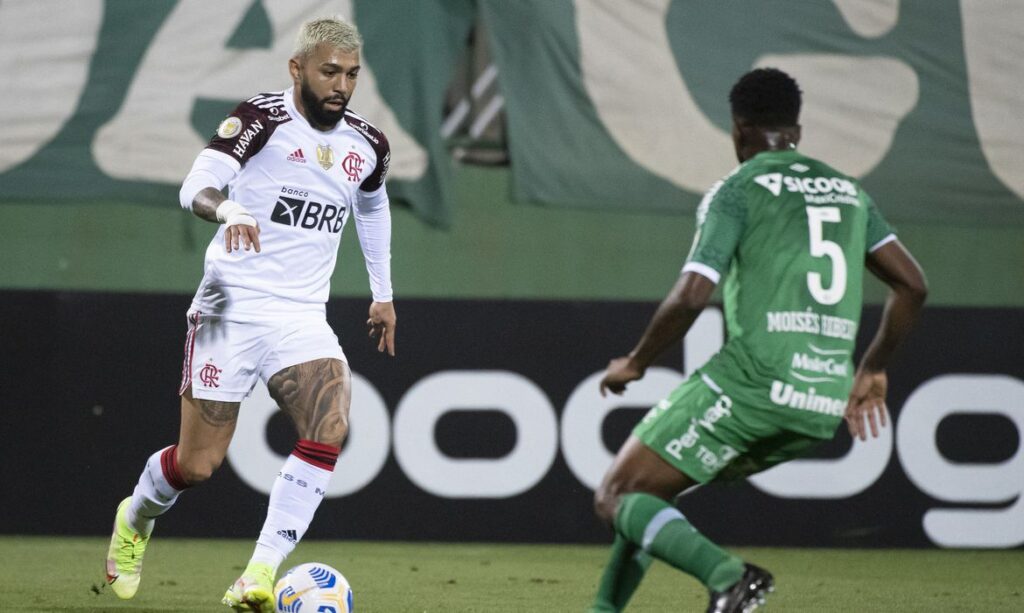 Flamengo empata com a lanterna Chapecoense e se distancia da luta pelo título do Brasileirão