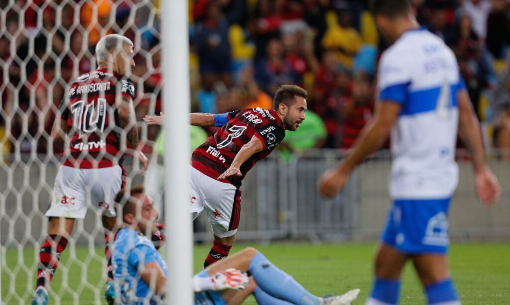 Flamengo derrota Universidad Católica e se classifica na Copa Libertadores