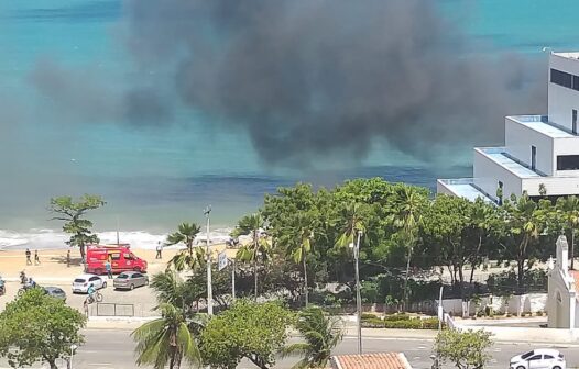 Lancha pega fogo em orla próxima a hotel de Fortaleza