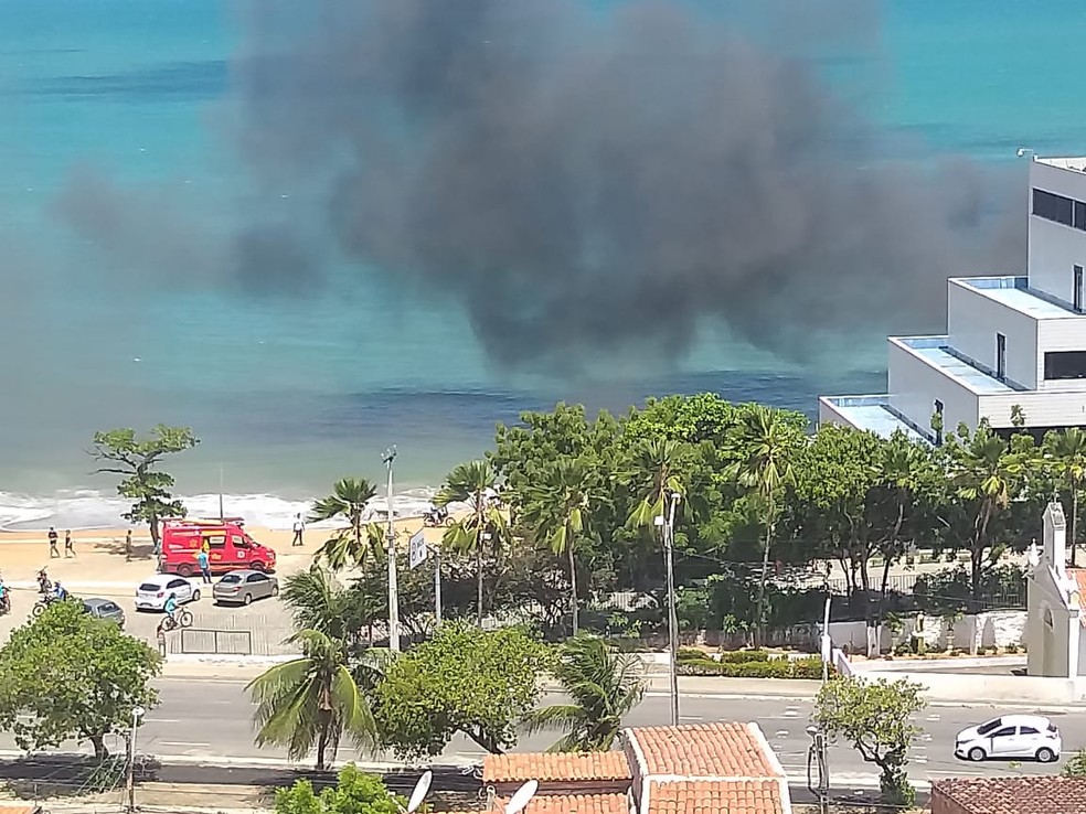 Lancha pega fogo em orla próxima a hotel de Fortaleza