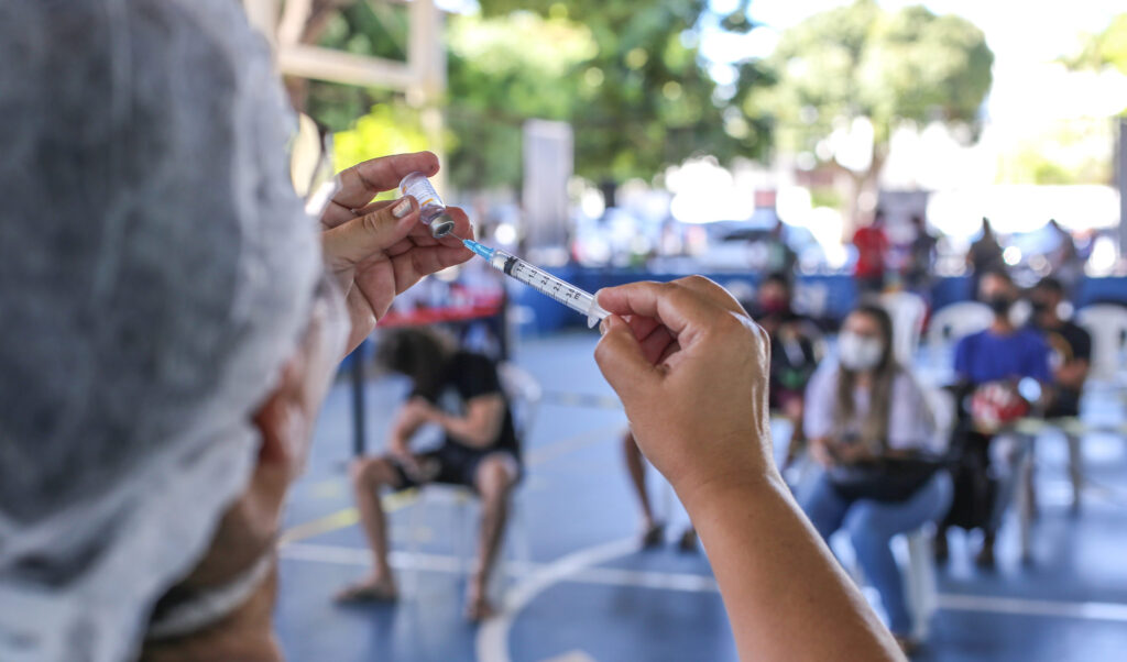 Vacinação contra Covid: confira lista de agendados para esta segunda-feira (1º) em Fortaleza