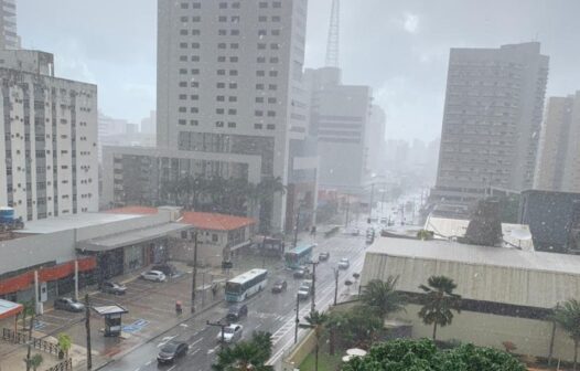 Fortaleza amanhece com chuvas nesta segunda-feira (22)