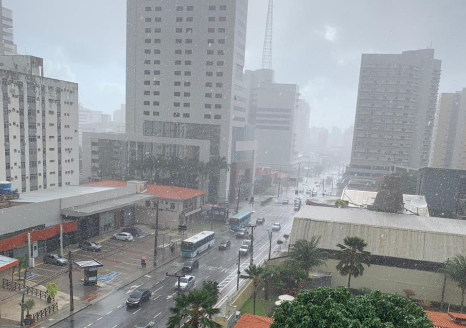 Fortaleza amanhece com chuvas nesta segunda-feira (22)