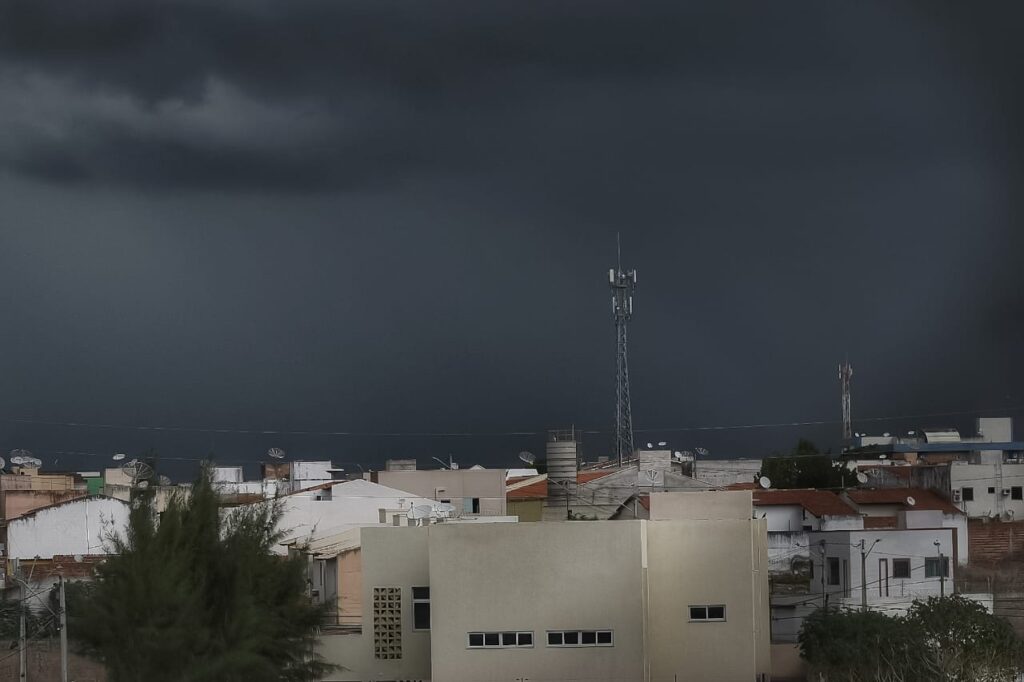 Fortaleza amanhece com céu nublado e chuva