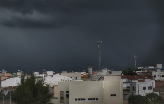 Fortaleza amanhece com céu nublado e chuva