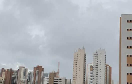 Fortaleza apresenta chuvas com registros de raios e trovões