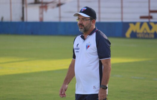 Enderson Moreira minimiza problemas no gramado após partida contra 4 de Julho