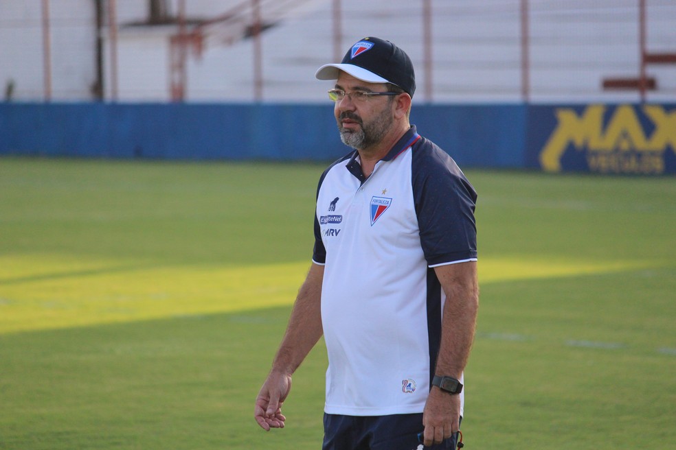 Enderson Moreira minimiza problemas no gramado após partida contra 4 de Julho