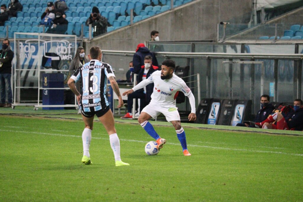 Em jogo de pênaltis perdidos, Fortaleza e Grêmio empatam em Porto Alegre