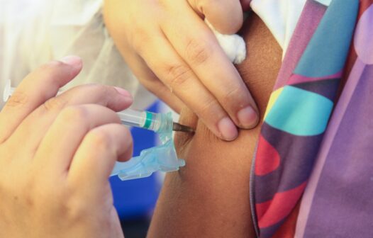 Fortaleza libera 4ª dose da vacina contra Covid-19 para pessoas a partir de 40 anos sem agendamento