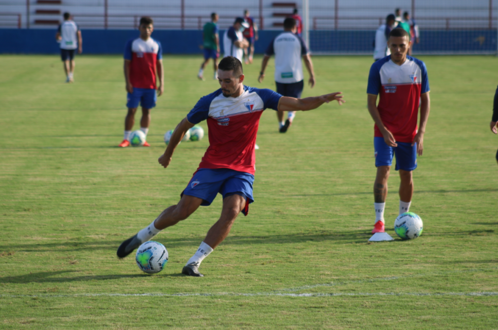 Fortaleza recebe o Bahia em luta por permanência na Série A neste sábado (20)