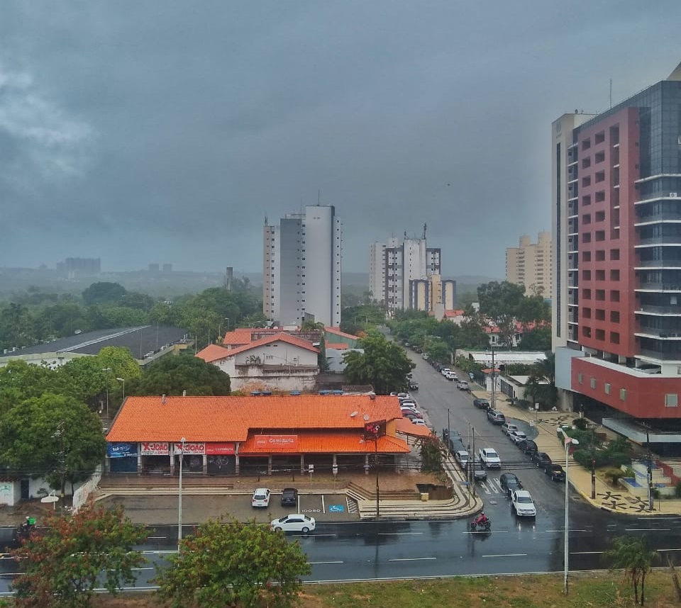 Fortaleza registra forte chuva um dia antes do anúncio sobre quadra chuvosa