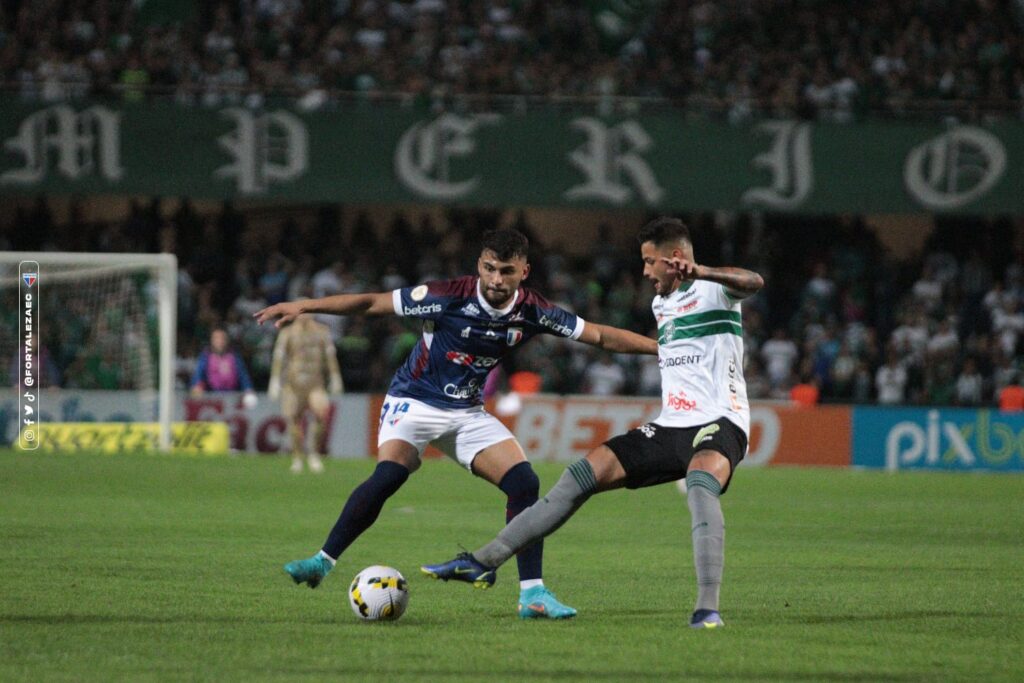 Fortaleza sofre gol nos acréscimos, perde para o Coritiba e segue na lanterna do Brasileirão