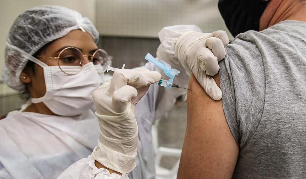 Sociedade Brasileira de Imunizações reforça que vacinação para jovens é segura