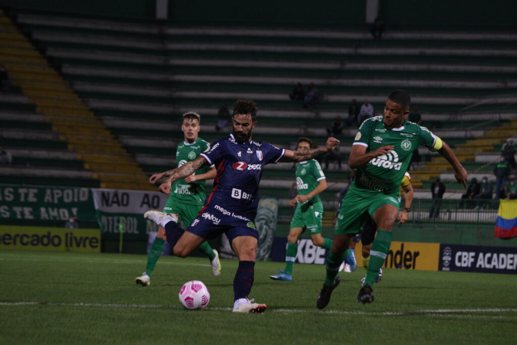 Fortaleza vence Chapecoense e se mantém em 3º lugar no Brasileirão