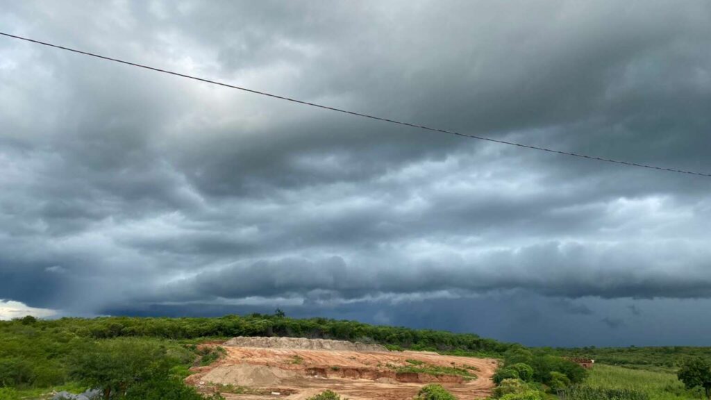 Domingo chuvoso no Ceará; previsão indica mais precipitações