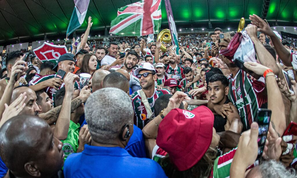 Fred se despede do futebol com vitória e nos braços da torcida