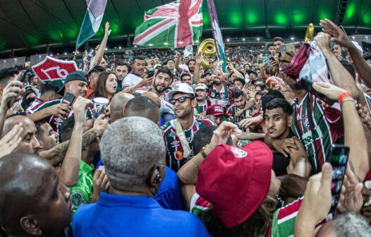 Fred se despede do futebol com vitória e nos braços da torcida