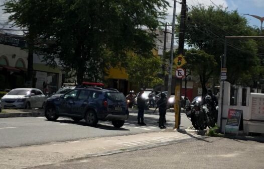 Polícia Militar realiza buscas por suspeitos de invadir farmácia em Fortaleza