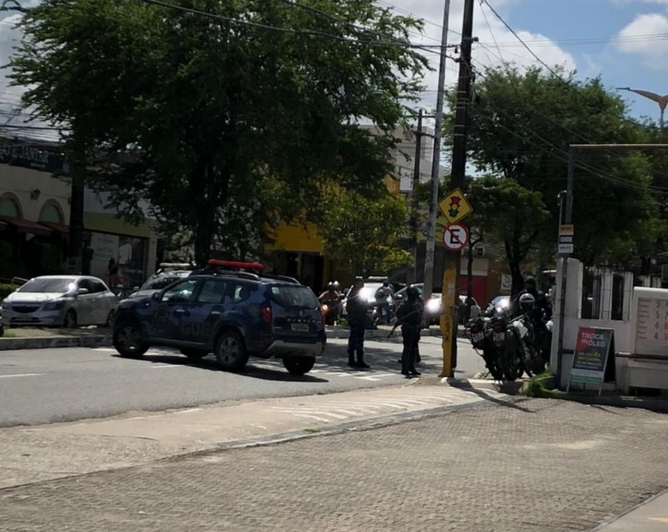 Polícia Militar realiza buscas por suspeitos de invadir farmácia em Fortaleza