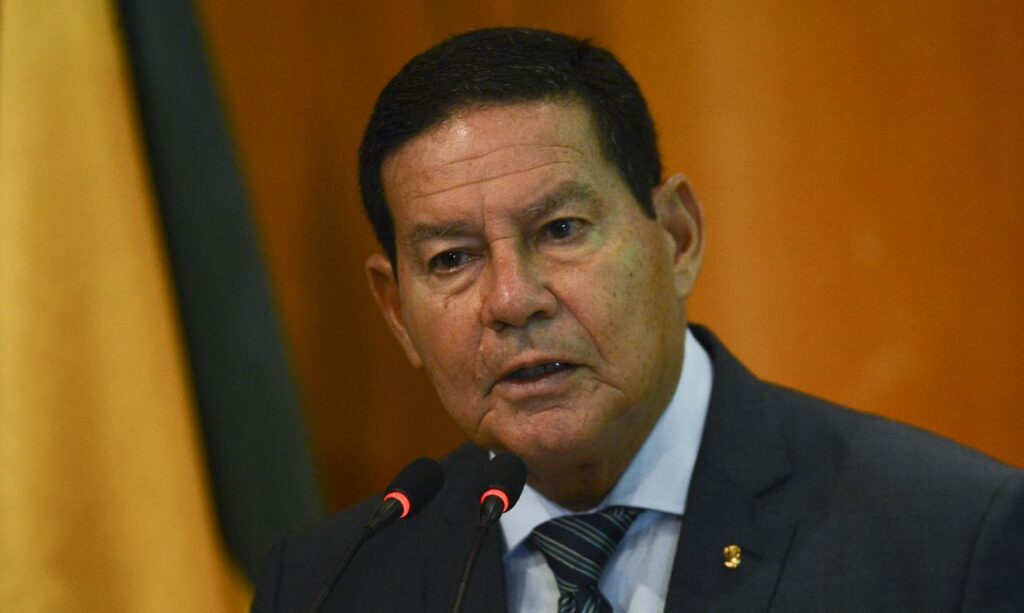 Furar fila da vacina é falta de caráter e de solidariedade, diz Mourão