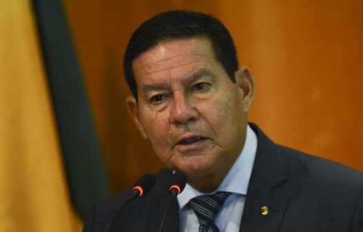 Furar fila da vacina é falta de caráter e de solidariedade, diz Mourão