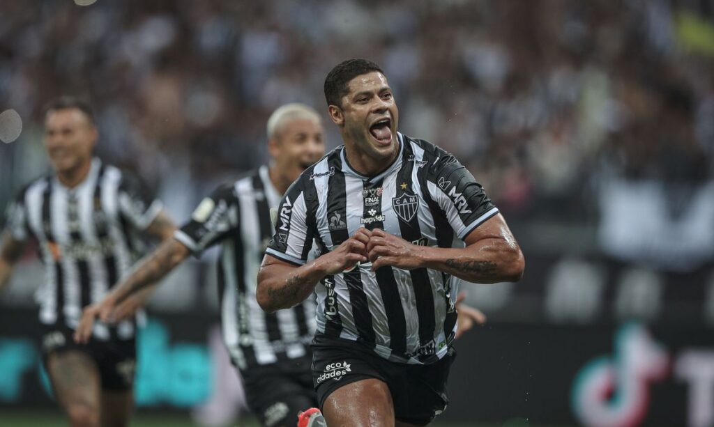 Atlético-MG goleia o Athletico Paranaense e coloca mão na taça da Copa do Brasil