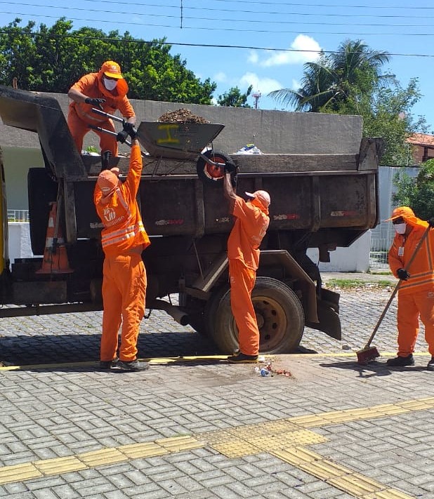 No Dia do Gari, celebrado neste domingo (16), categoria volta a cobrar vacinação